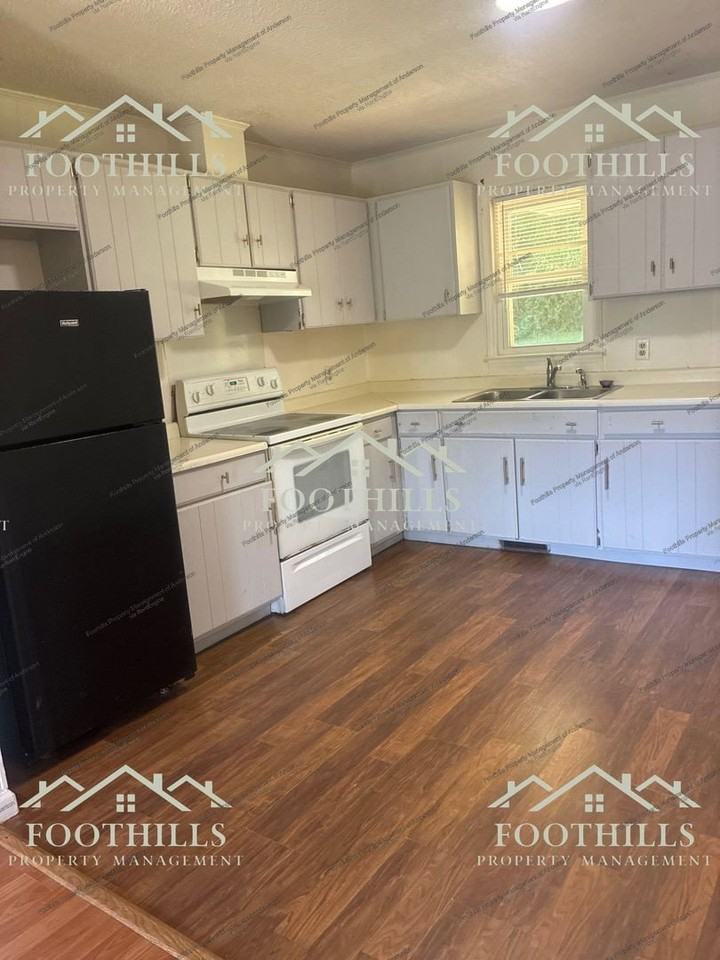 202 Kennemore St #8 - Photo 3 of 12