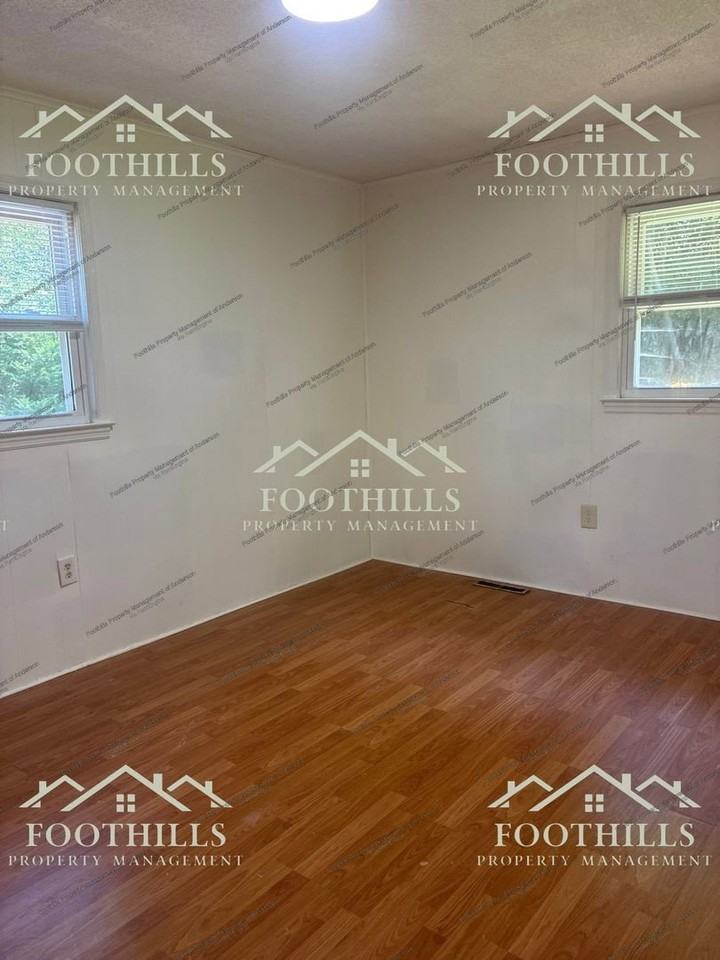 202 Kennemore St #8 - Photo 4 of 12