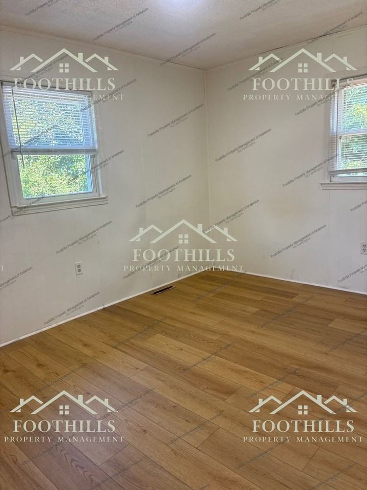 202 Kennemore St #8 - Photo 5 of 12