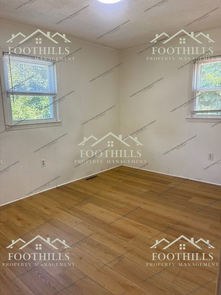 202 Kennemore St #8 - Photo 6 of 12
