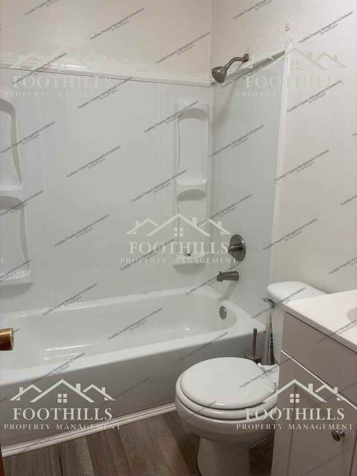 202 Kennemore St #8 - Photo 7 of 12
