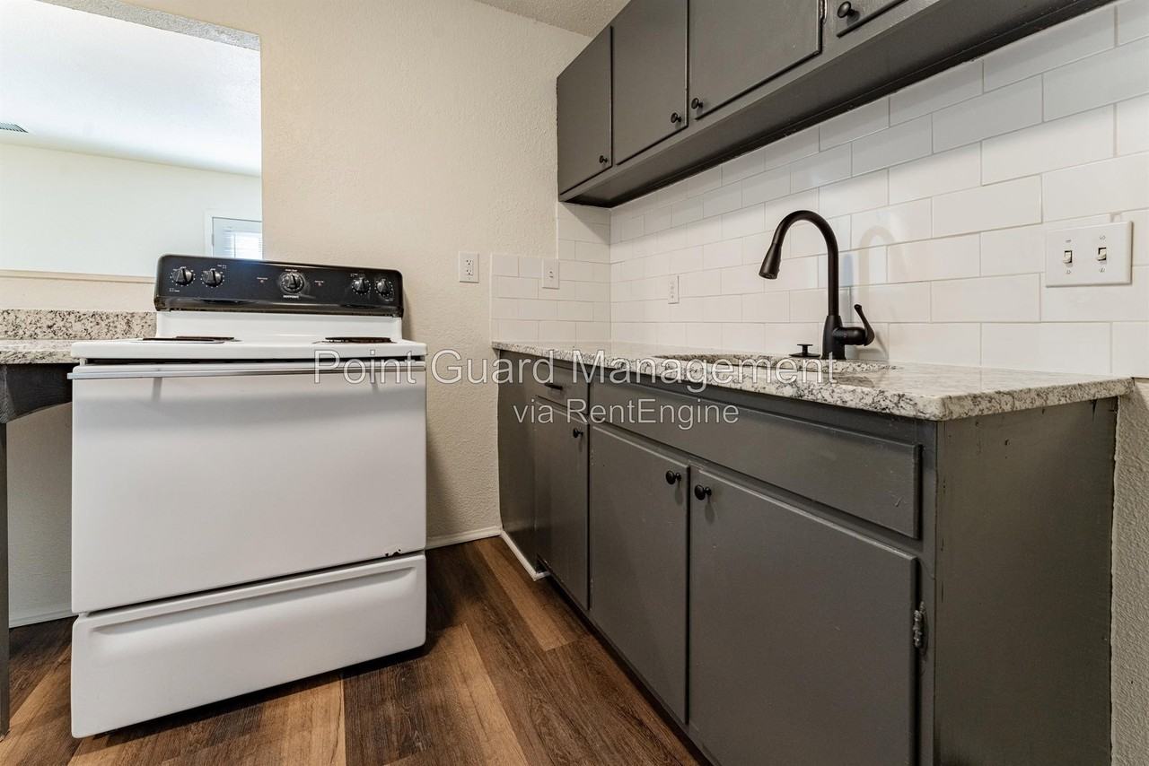 1500 Oxford Pl #1500-13 - Photo 5 of 27