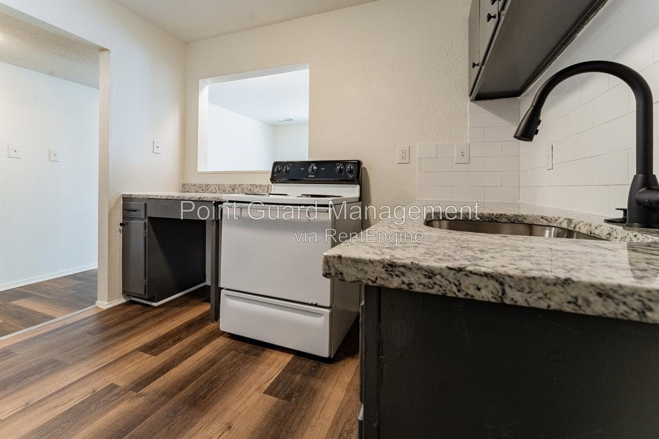 1500 Oxford Pl #1500-13 - Photo 6 of 27