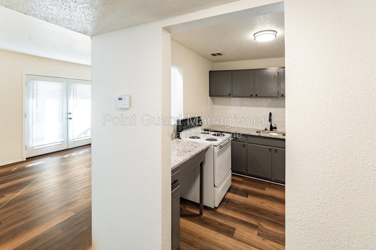 1500 Oxford Pl #1500-13 - Photo 7 of 27