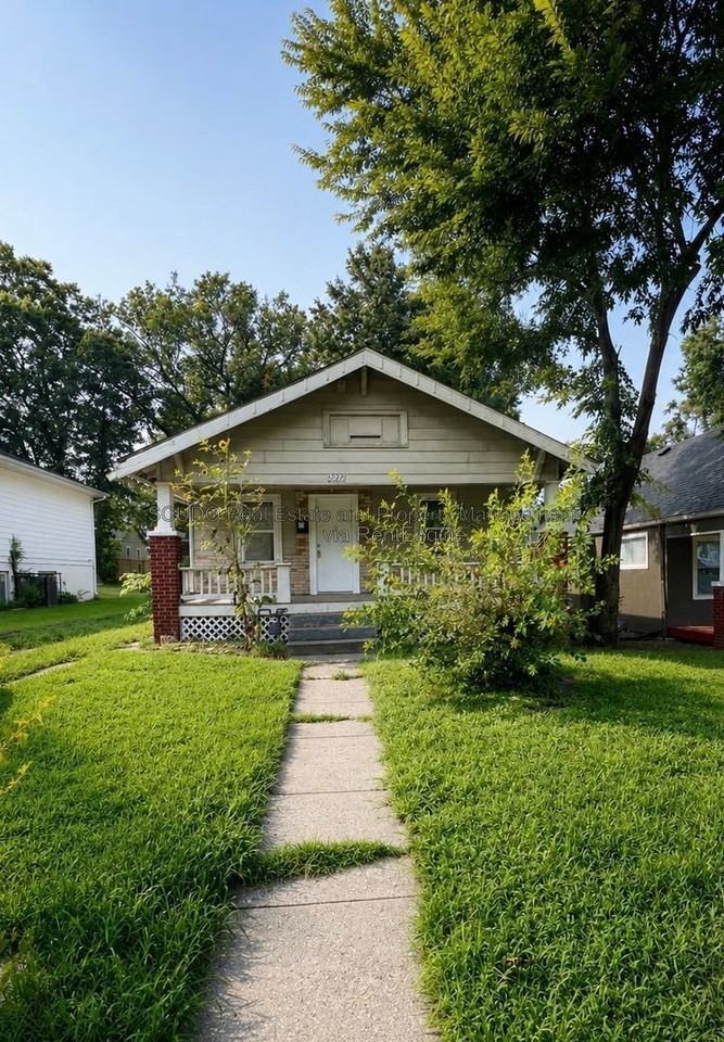 2723 Lathrop Ave - Photo 2 of 23