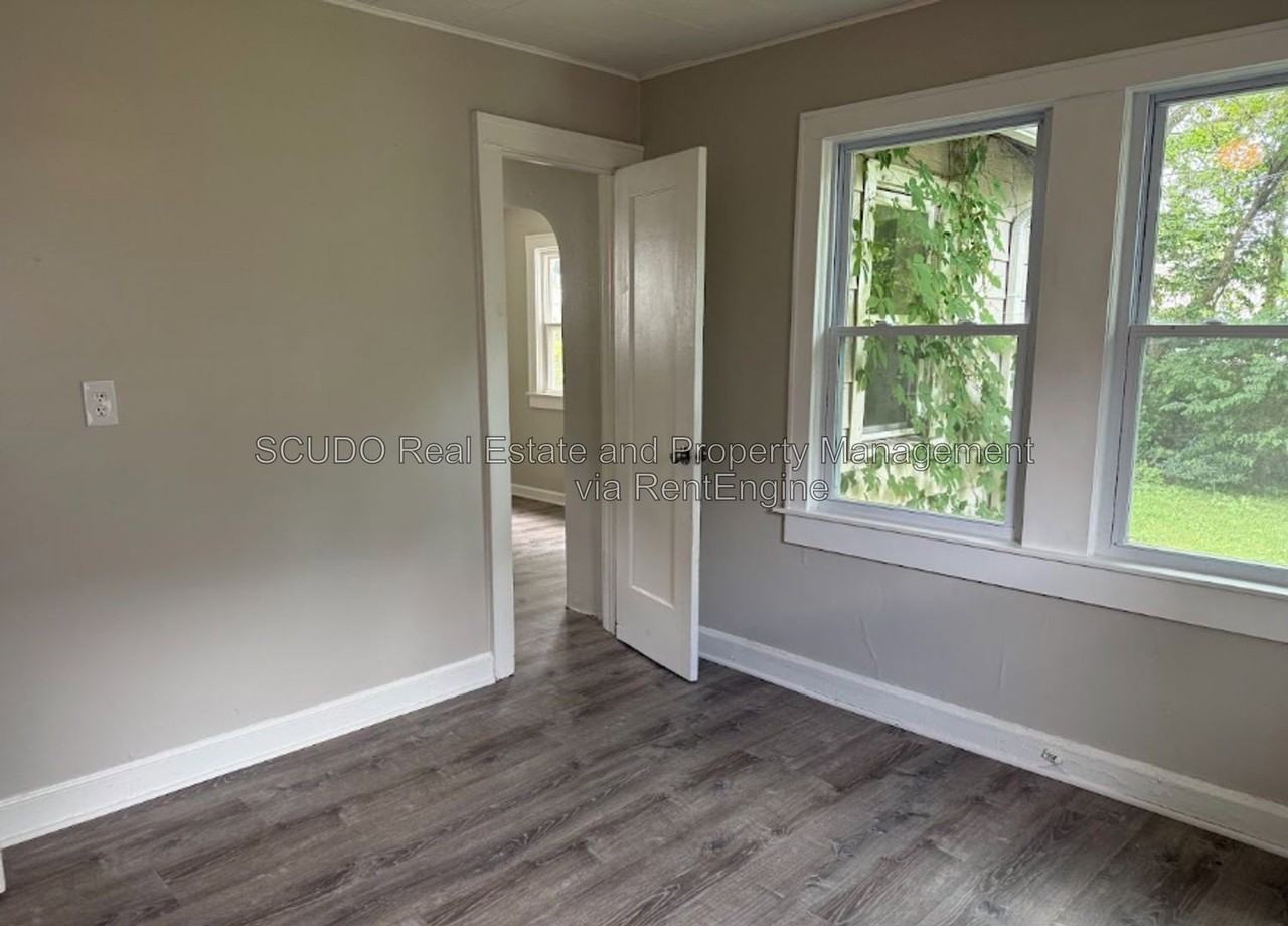 2723 Lathrop Ave - Photo 4 of 23