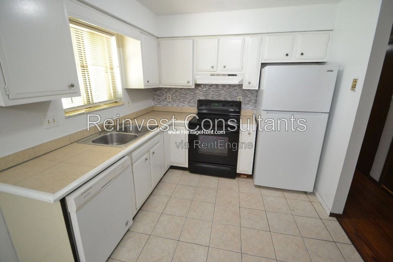 27 Wesleyan Ct #A - Photo 2 of 8