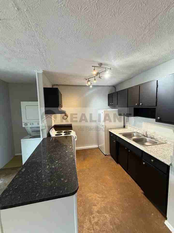 468 N Limestone #13 - Photo 5 of 16