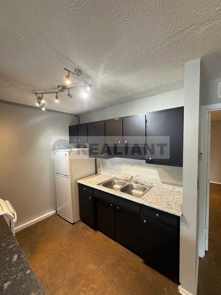 468 N Limestone #13 - Photo 6 of 16