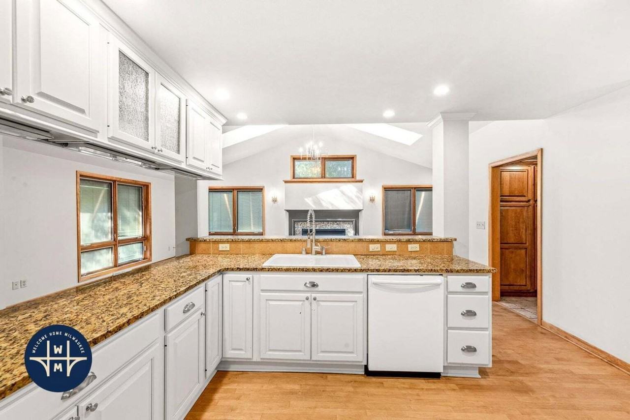 15685 Brojan Dr - Photo 2 of 33