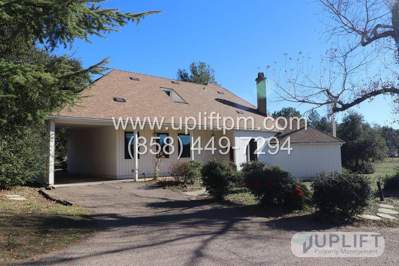 4721 Meadowridge Rd - Photo 2 of 19
