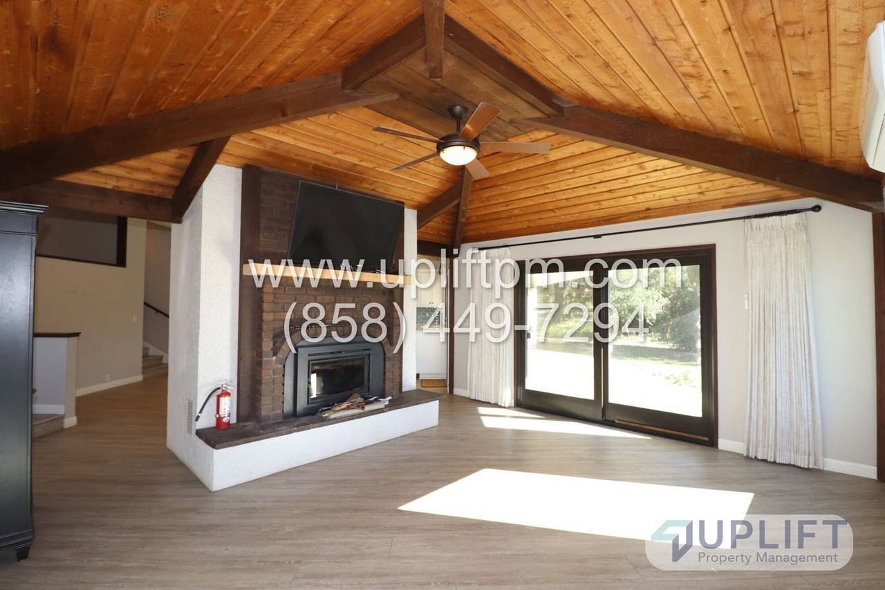 4721 Meadowridge Rd - Photo 3 of 19