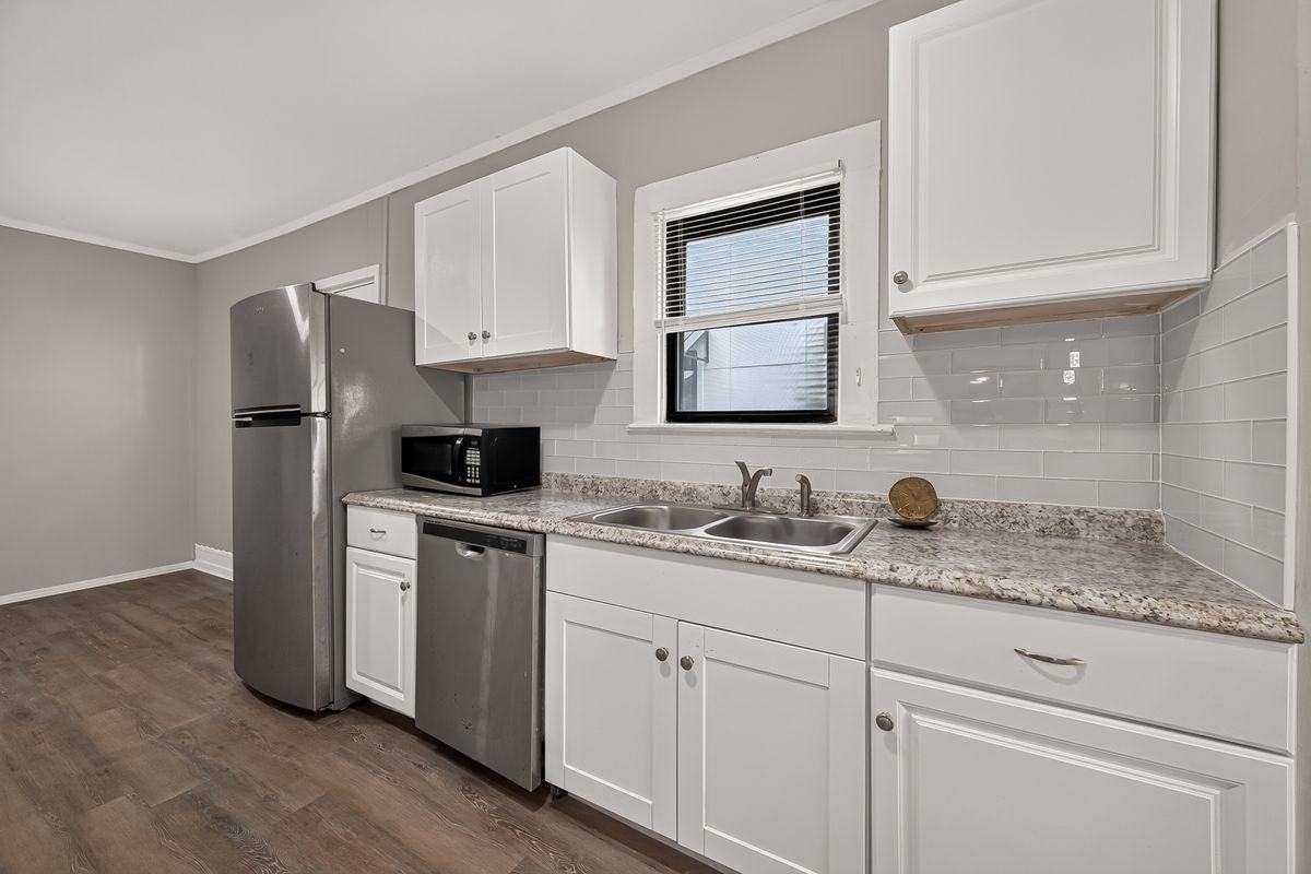 1507 Laird St - Photo 4 of 6