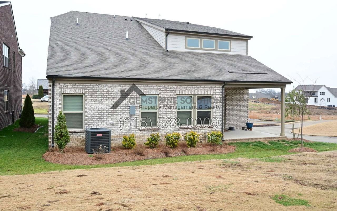 1028 Fenner Ln - Photo 5 of 50