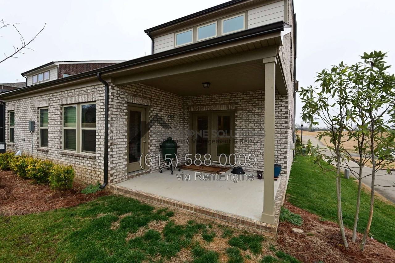 1028 Fenner Ln - Photo 7 of 50