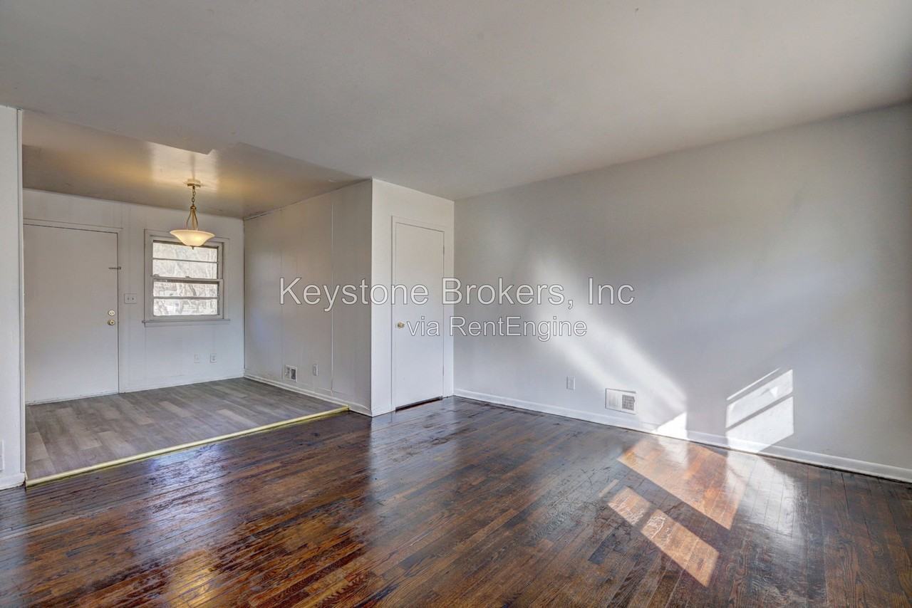3467 Eisenhower Cir Se - Photo 3 of 10