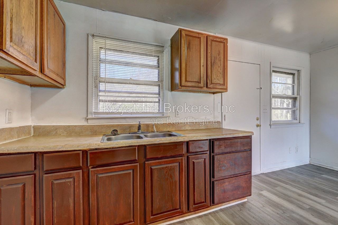 3467 Eisenhower Cir Se - Photo 4 of 10