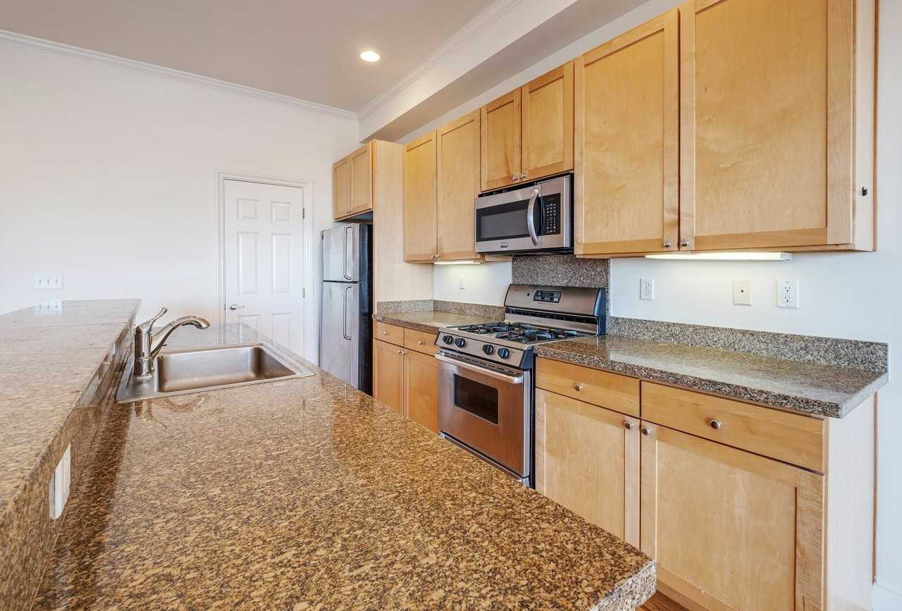 631 Pennsylvania Ave - Photo 6 of 33