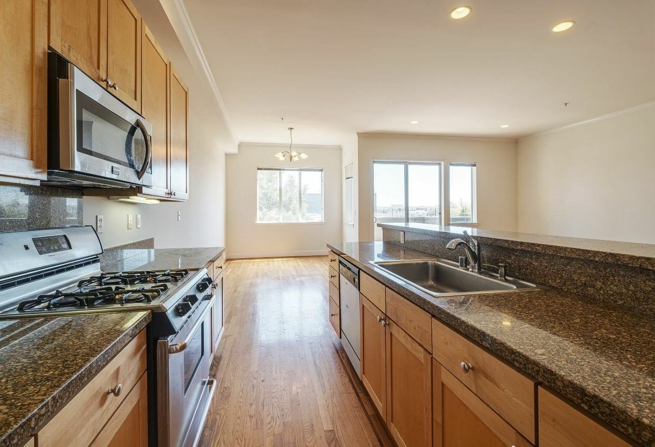 631 Pennsylvania Ave - Photo 7 of 33