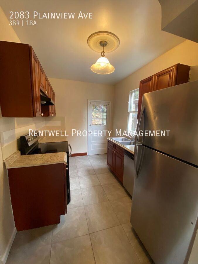 2083 Plainview Ave - Photo 3 of 22