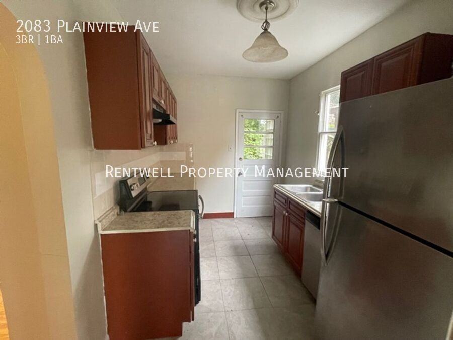 2083 Plainview Ave - Photo 4 of 22