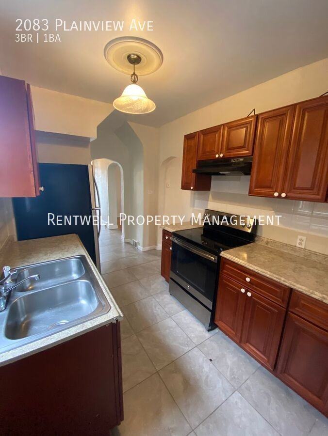 2083 Plainview Ave - Photo 5 of 22