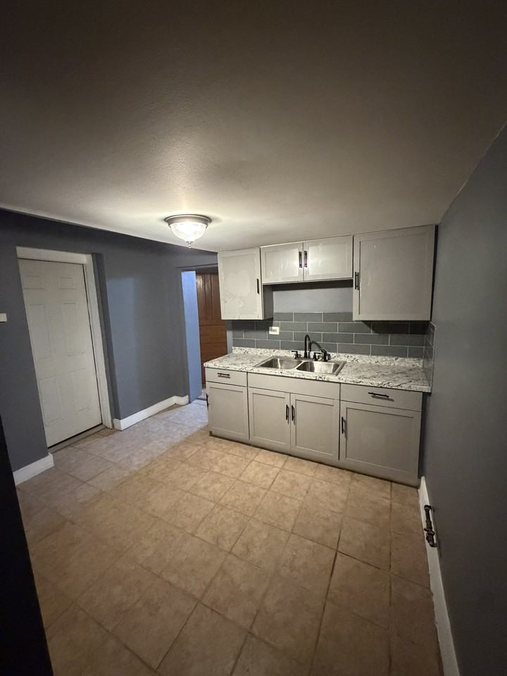 4120 S King Dr #G - Photo 7 of 8