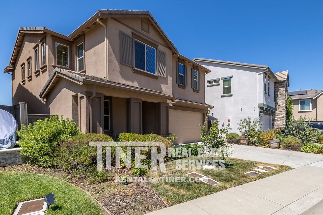 8082 Avanti Dr - Photo 6 of 47