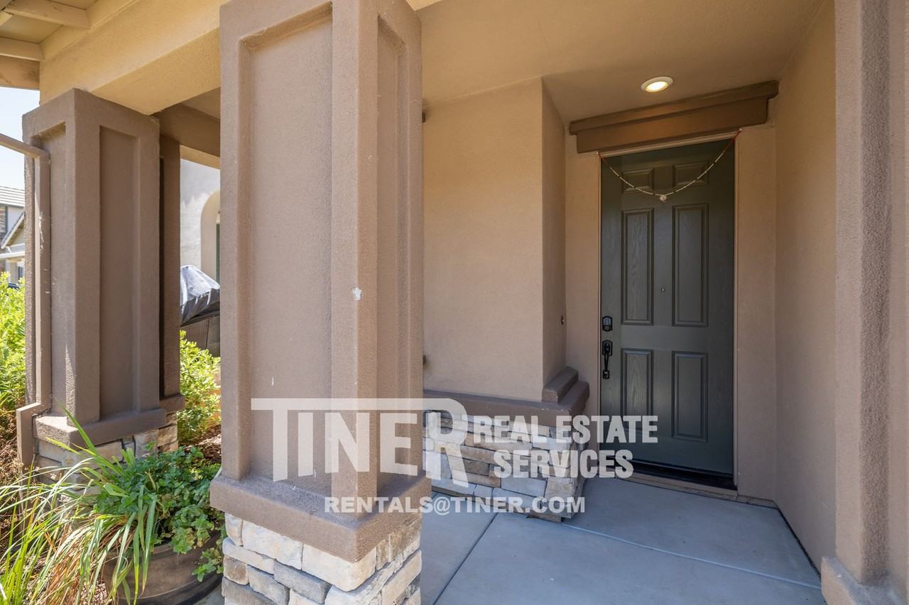 8082 Avanti Dr - Photo 7 of 47