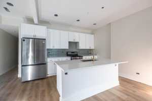 featured image of 821 W Montrose Ave #21-1