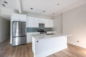 featured image of 821 W Montrose Ave #23-1