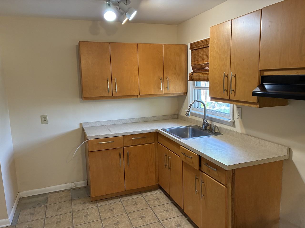 700 Roselle St #2ndFL - Photo 7 of 8