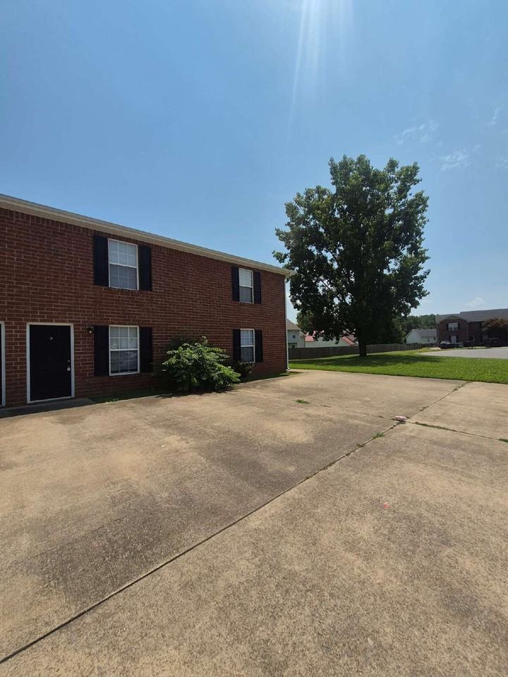 3831 Jockey Dr Apt C - Photo 2 of 22