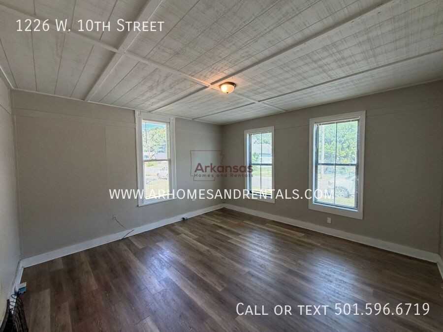 1226 W 10th St - Photo 3 of 11