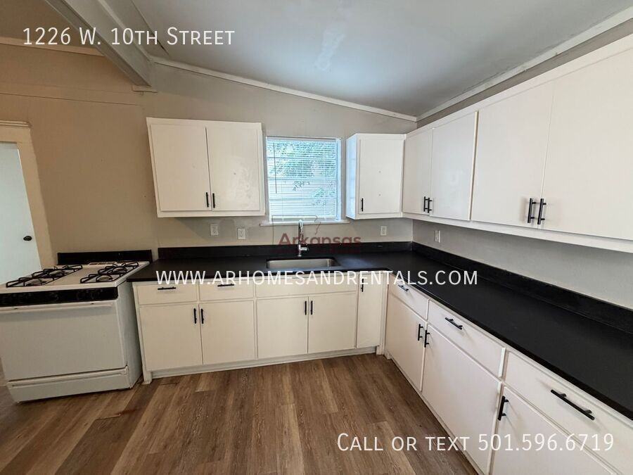 1226 W 10th St - Photo 4 of 11