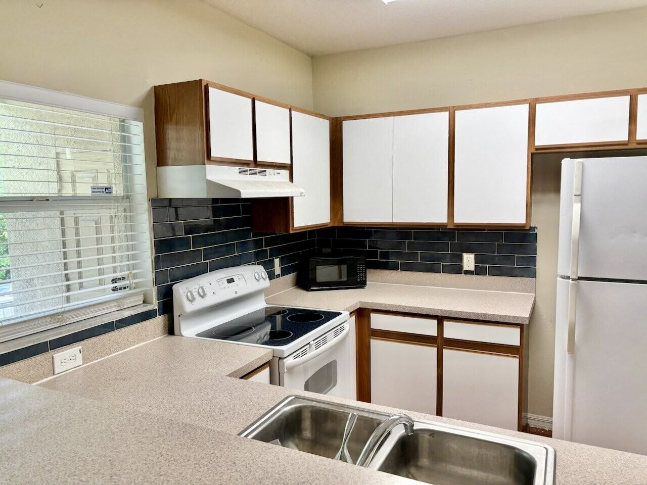 1245 Beckenham Way - Photo 3 of 14