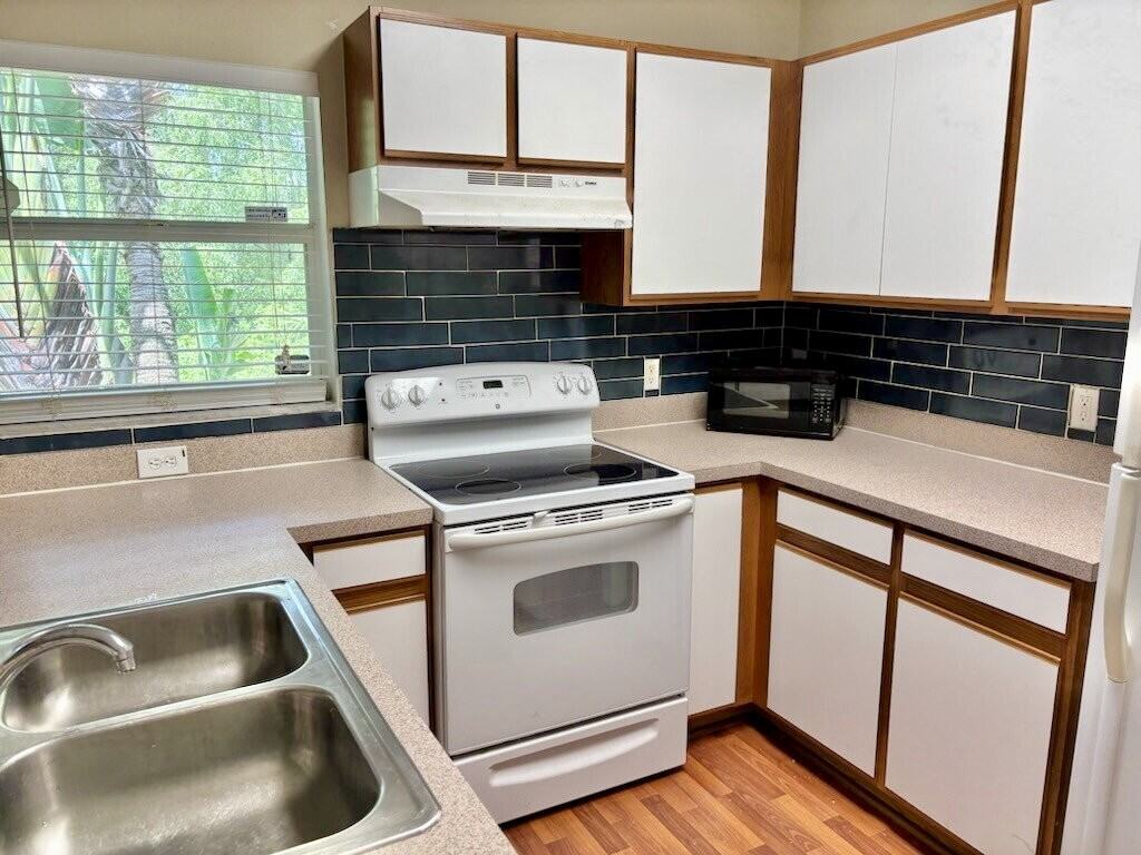 1245 Beckenham Way - Photo 4 of 14