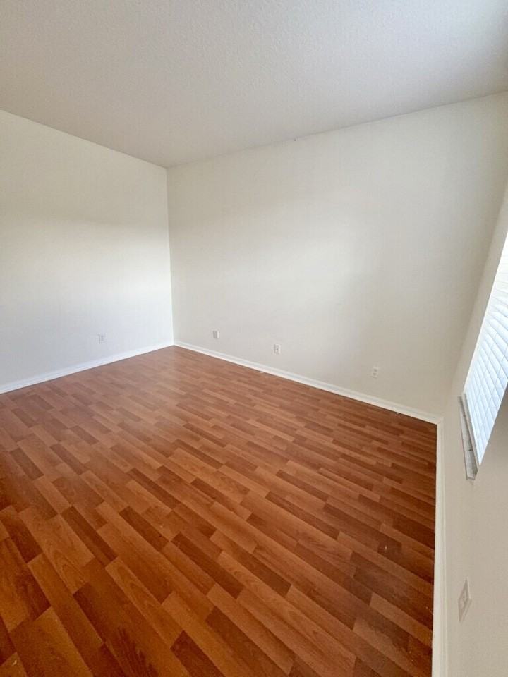 1245 Beckenham Way - Photo 5 of 14