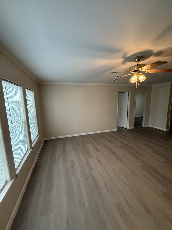 7806 Beckley St - Photo 3 of 11