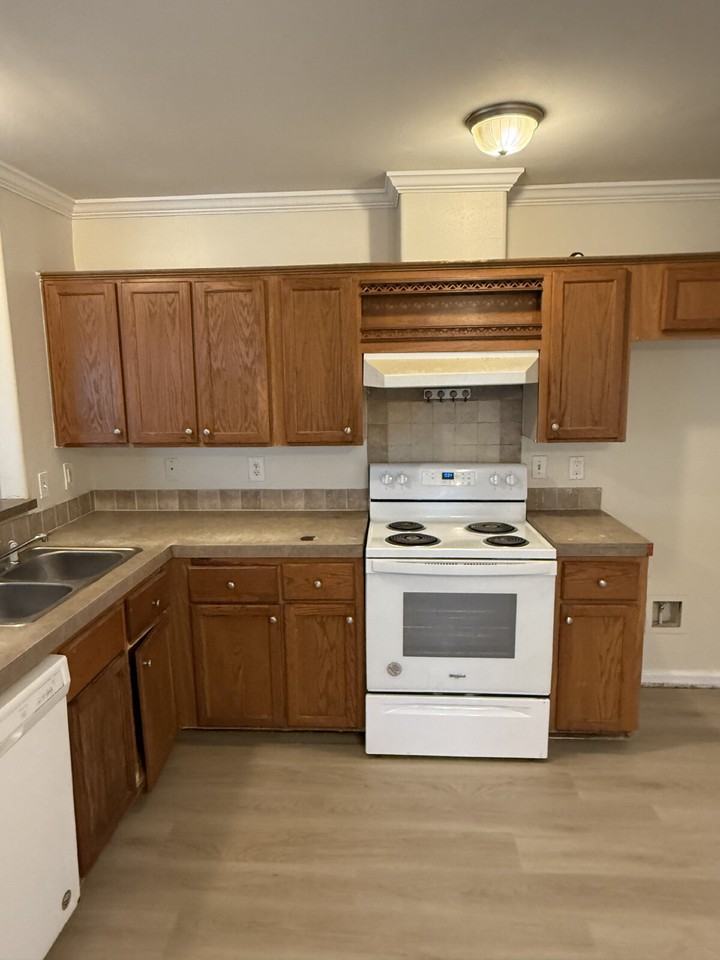 7806 Beckley St - Photo 5 of 11