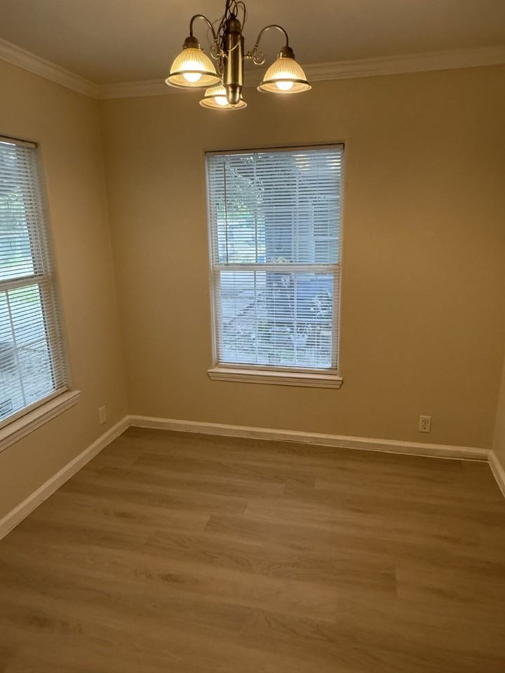 7806 Beckley St - Photo 7 of 11