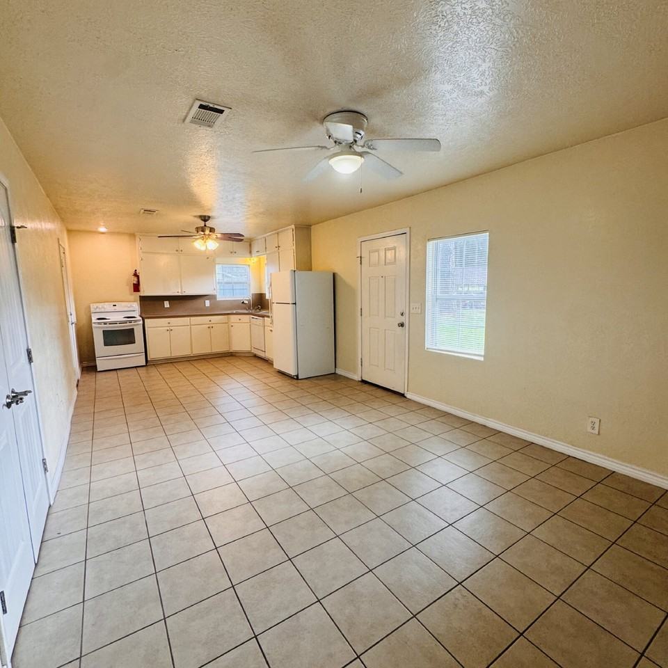 295 Henry St - Photo 4 of 13