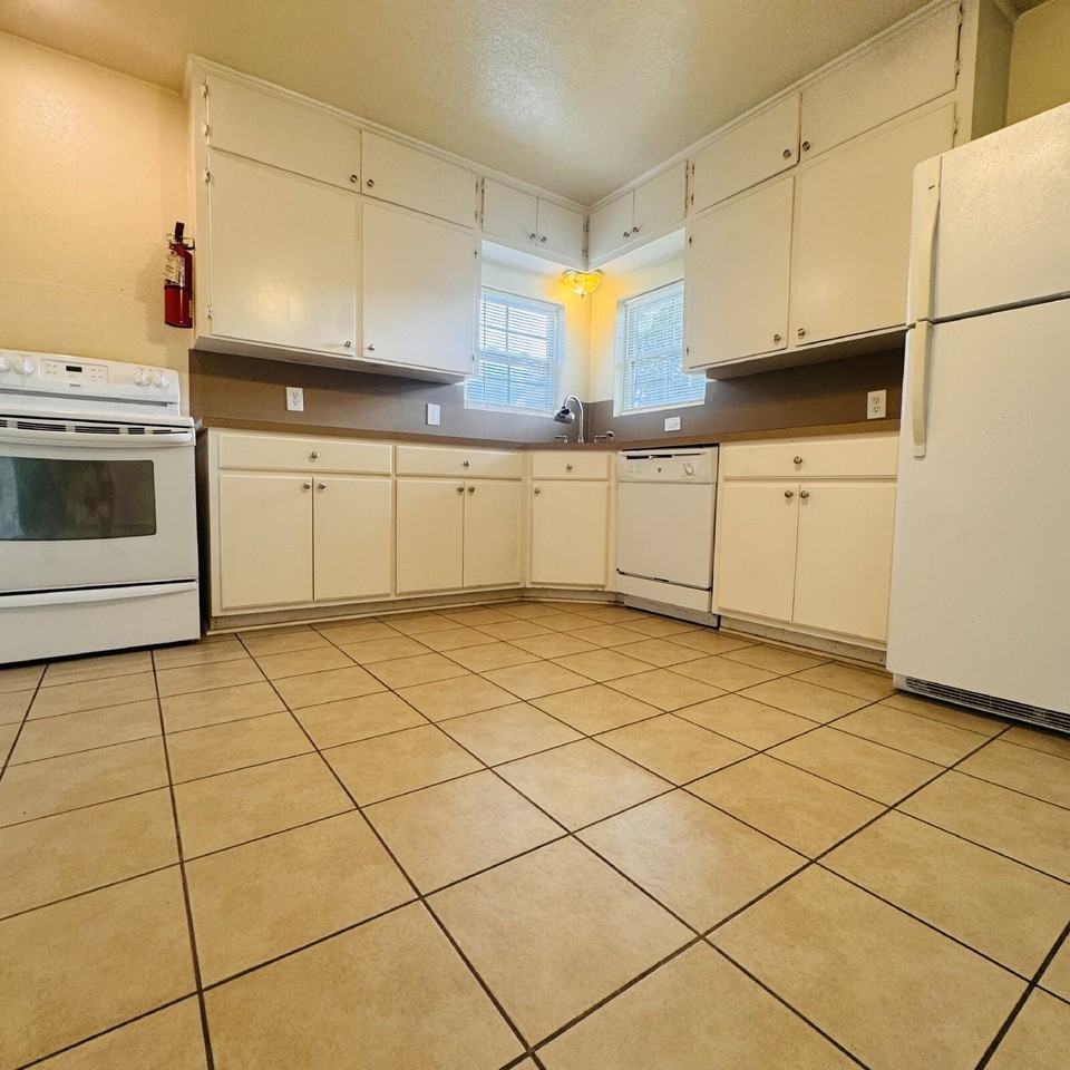 295 Henry St - Photo 5 of 13