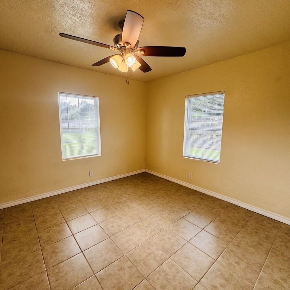 295 Henry St - Photo 6 of 13