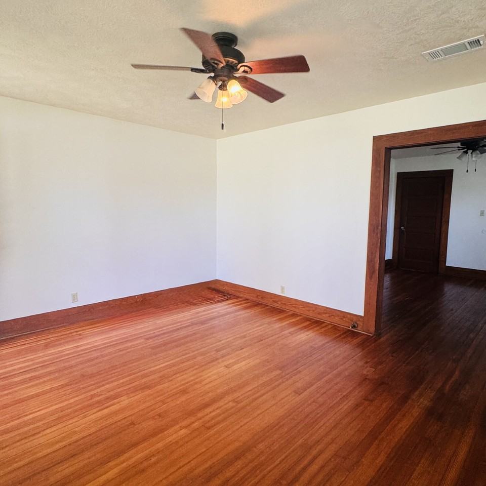 1502 Dallas St - Photo 3 of 17