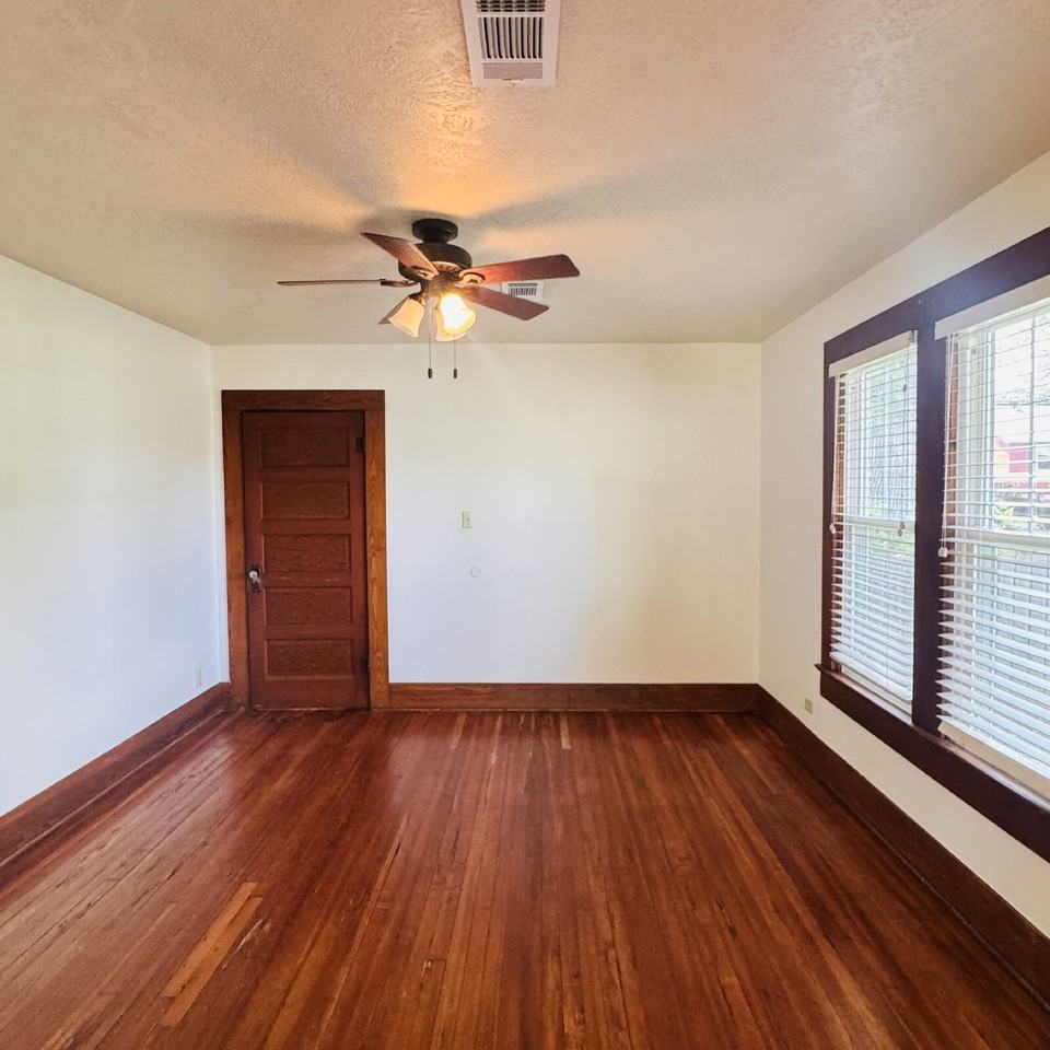1502 Dallas St - Photo 4 of 17