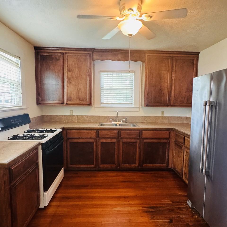 1502 Dallas St - Photo 5 of 17