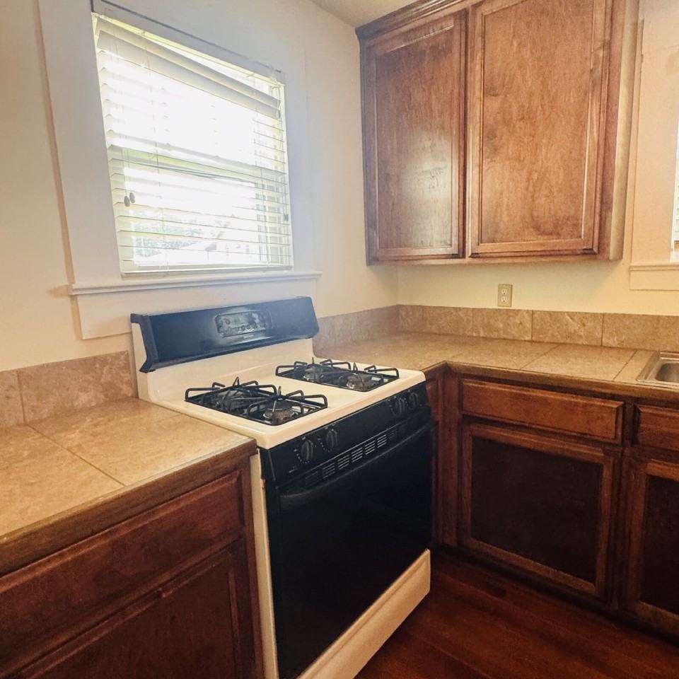 1502 Dallas St - Photo 7 of 17