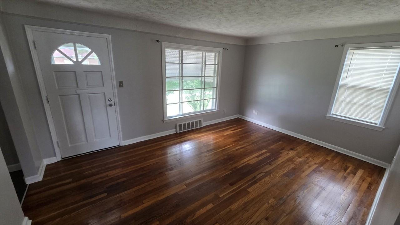 5469 Thomas St - Photo 2 of 12