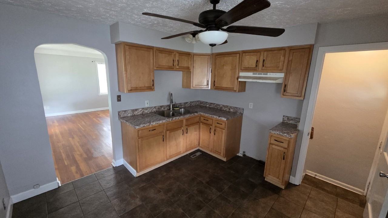 5469 Thomas St - Photo 3 of 12
